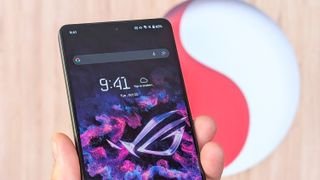 عرض أمامي وخلفي وجانبي لهاتف Asus ROG Phone 9 مع شعار Snapdragon في الخلف