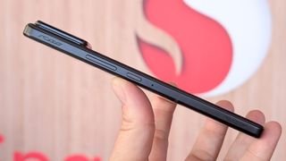 عرض أمامي وخلفي وجانبي لهاتف Asus ROG Phone 9 مع شعار Snapdragon في الخلف