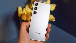 يد Samsung Galaxy S24 على ظهره باللون الأبيض المستقيم