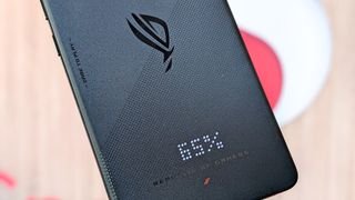 عرض أمامي وخلفي وجانبي لهاتف Asus ROG Phone 9 مع شعار Snapdragon في الخلف