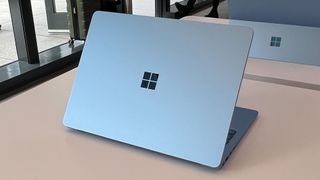 كمبيوتر محمول Surface 7 على طاولة